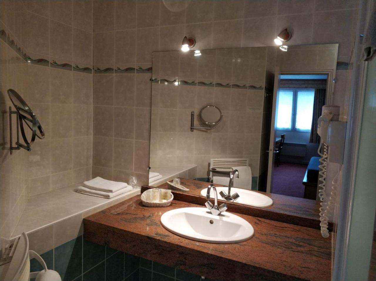 Logis Hotel Calisola Besancon - Soiree Etape Chalezeule Exterior foto